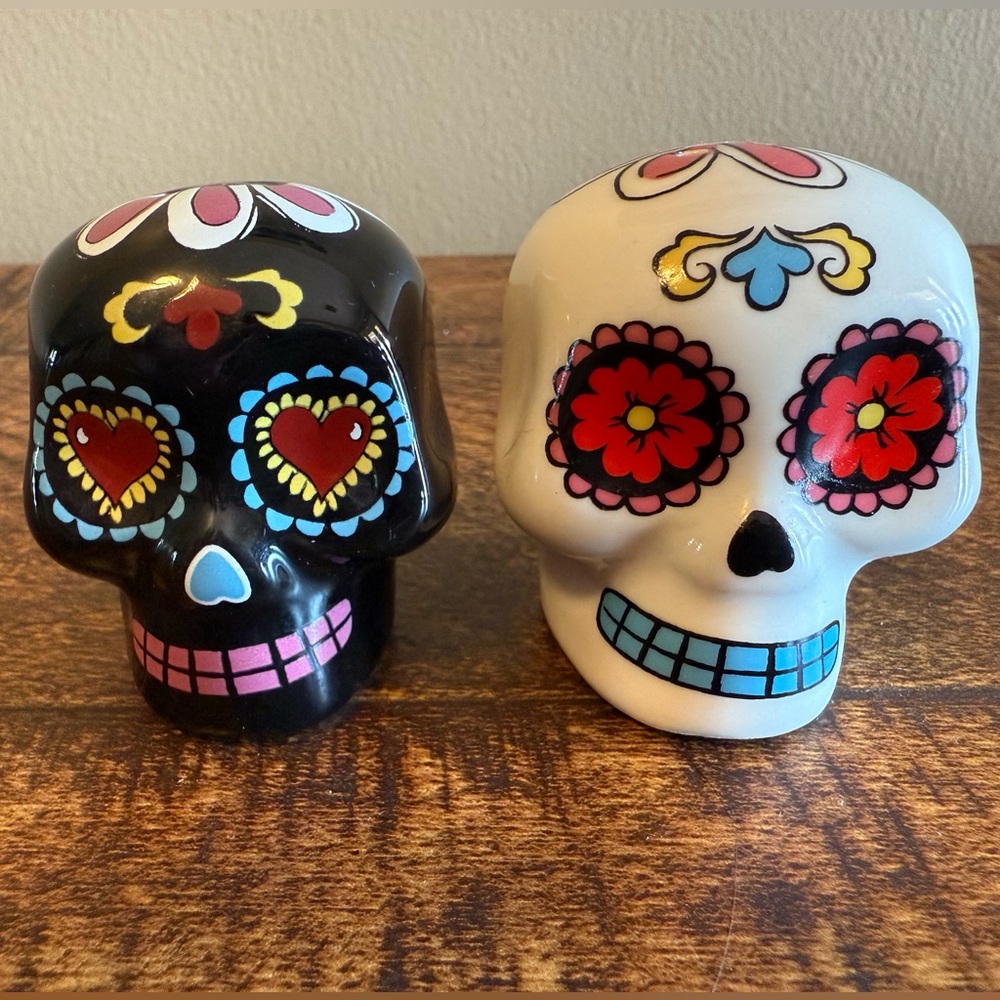 CrackerBarrel Exclusive Stoneware
Dias de los Muertos/Day Of The Dead Shakers